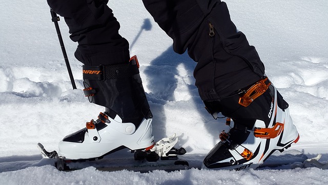 Buty narciarskie – ile kosztują? Może warto szukać na wyprzedaży?