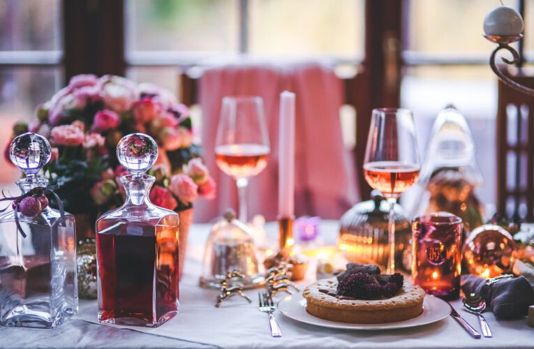 Romantyczna restauracja – jak wybrać wino na idealny wieczór?