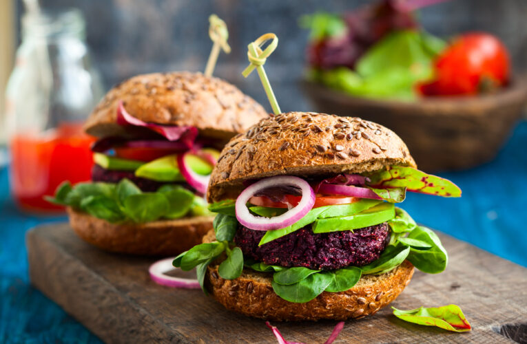 Na czym polega dieta wegańska i czy trzeba rezygnować z burgerów?