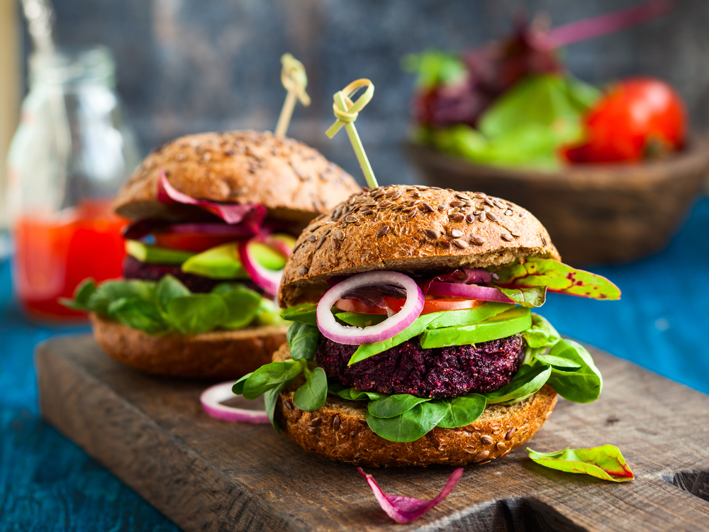 Na czym polega dieta wegańska i czy trzeba rezygnować z burgerów?