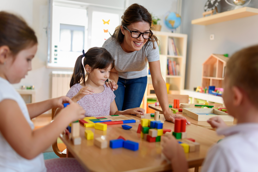 Dlaczego warto zapisać dziecko do przedszkola Montessori?