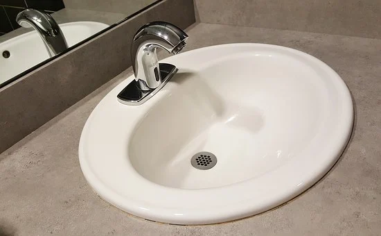 Umywalka monolityczna – elegancja i funkcjonalność w łazience