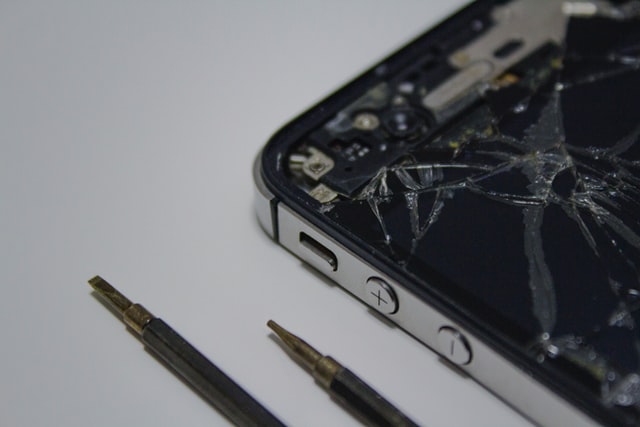 Jak działa skup uszkodzonych telefonów w Warszawie?