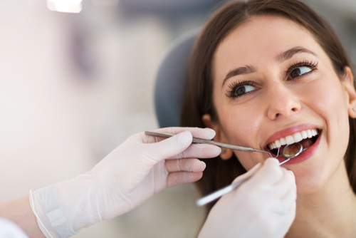 Dlaczego powinieneś regularnie odwiedzać gabinet stomatologiczny?