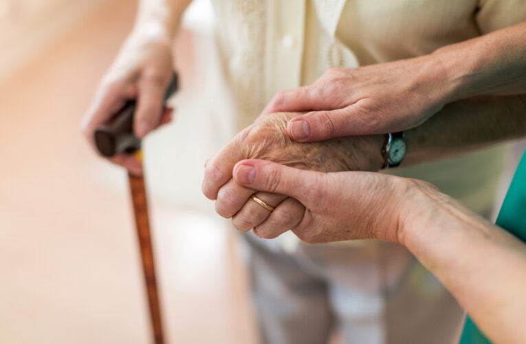 Zatrudnienie opiekuna dla osoby starszej – co warto wiedzieć?