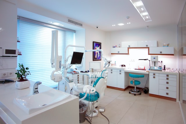 Jak odbywa się leczenie kanałowe zęba?