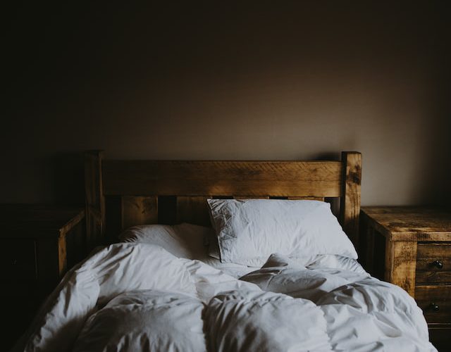 Jak odpowiednio dbać o łóżka jednoosobowe?