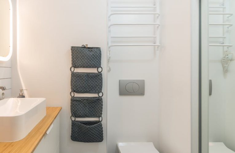 Odkryj tajniki urządzania szarej łazienki: Jakie dodatki dodać żeby ją ożywić?