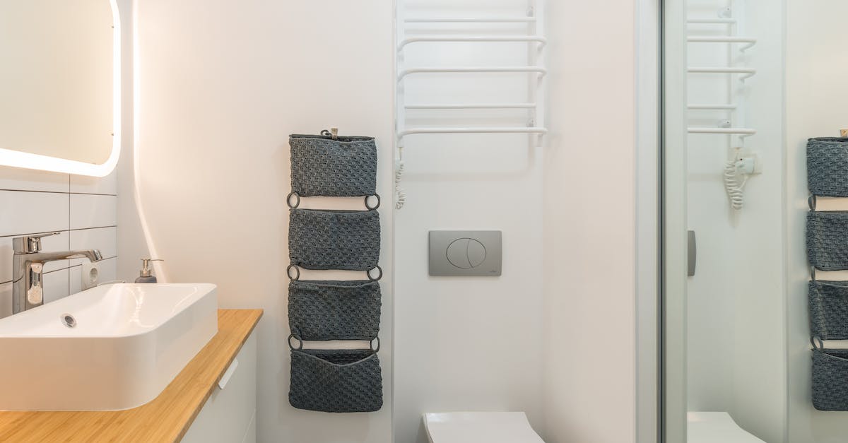 Odkryj tajniki urządzania szarej łazienki: Jakie dodatki dodać żeby ją ożywić?